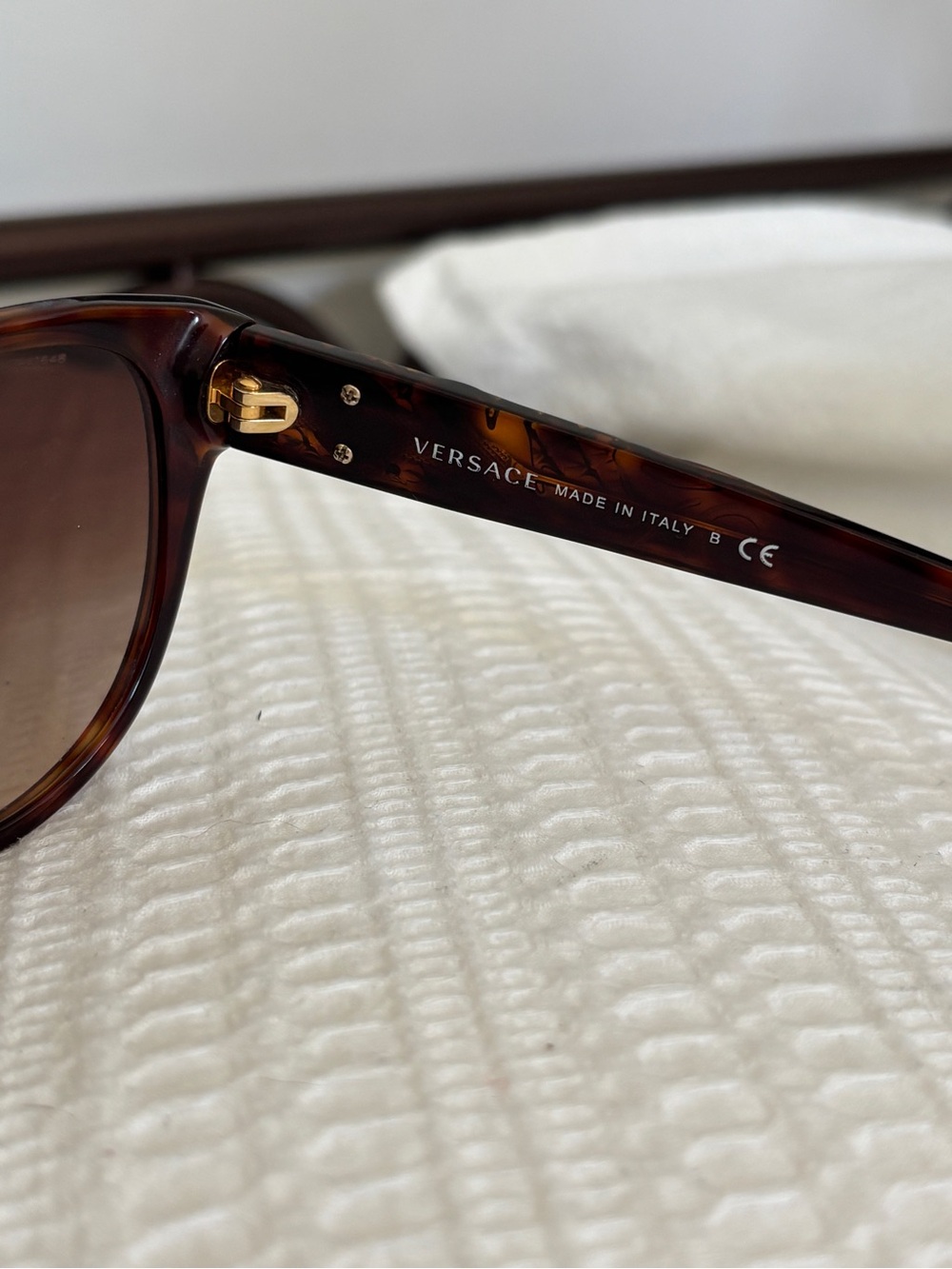 Authentic Versace Cat Eye Sunglasses Tortoise Shell with Gold Medusa Head COA - Picture 6 of 8